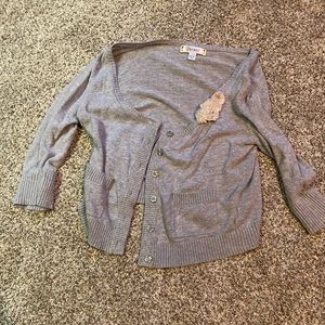 Half sleeve sweater with a flower